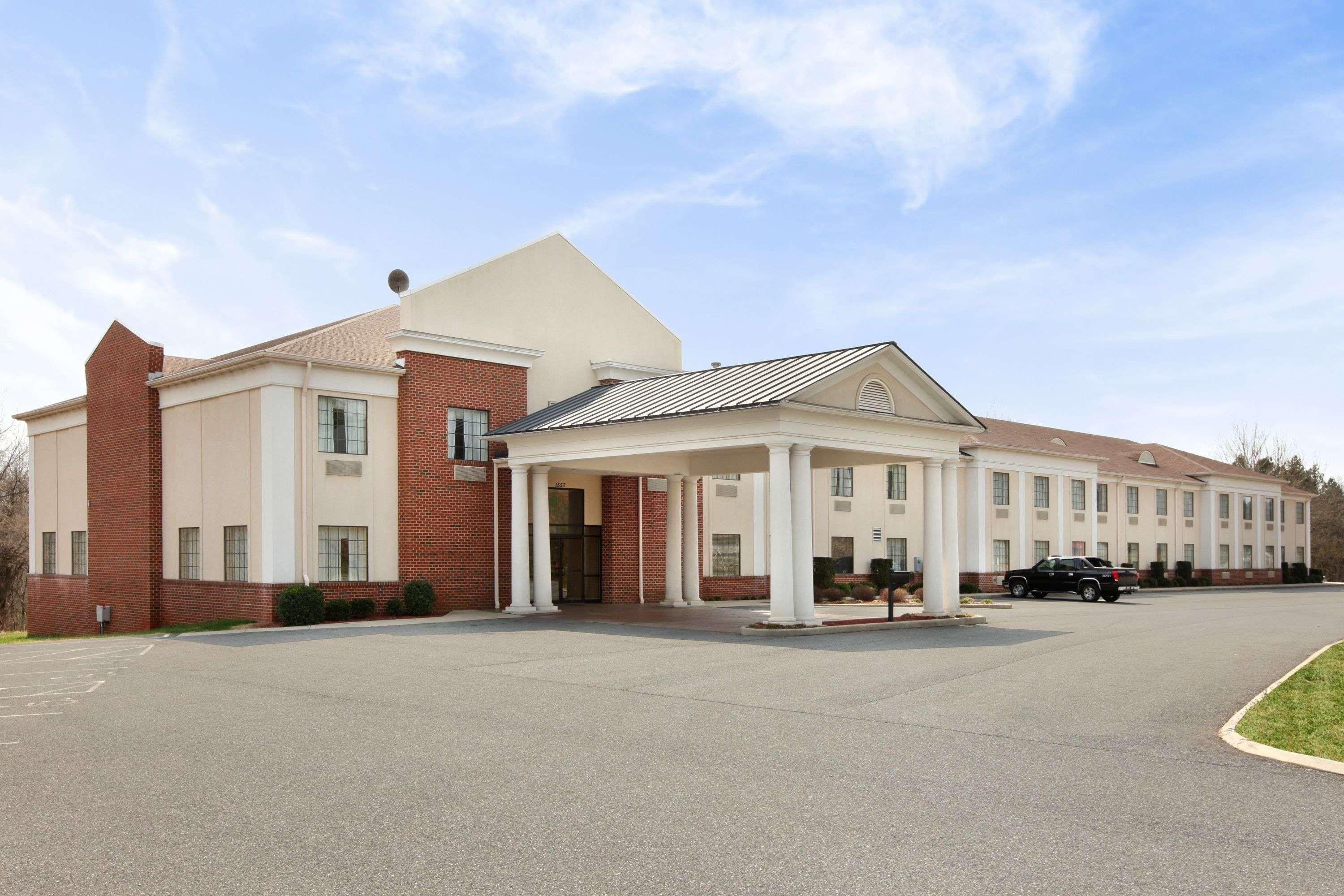 Days Inn By Wyndham Alta Vista Altavista Екстериор снимка